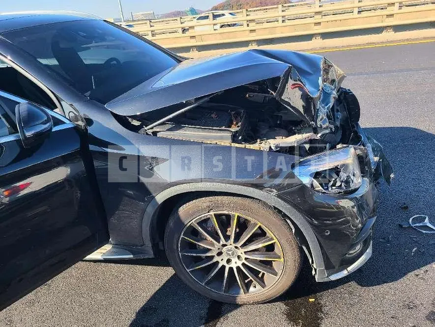Photo 2 of 4: 2019 Mercedes-Benz GLC300 4Matic — Korean insurance auction