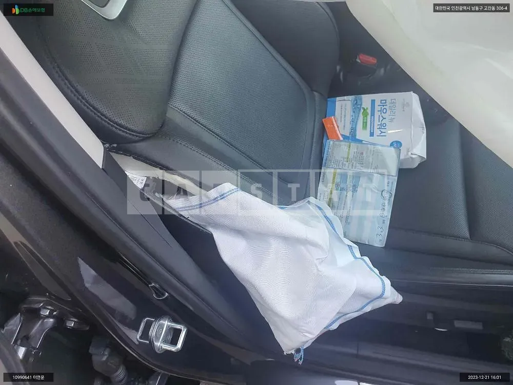 Photo 2 of 17: 2021 Hyundai Tucson, VIN KMHJE81BGMU053030 — Korean insurance auction