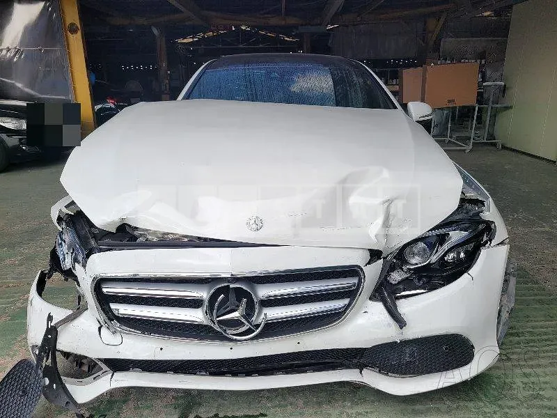 Photo 2 of 24: 2017 Mercedes-Benz E300, VIN WDDZF4JB7HA195250 — Korean insurance auction