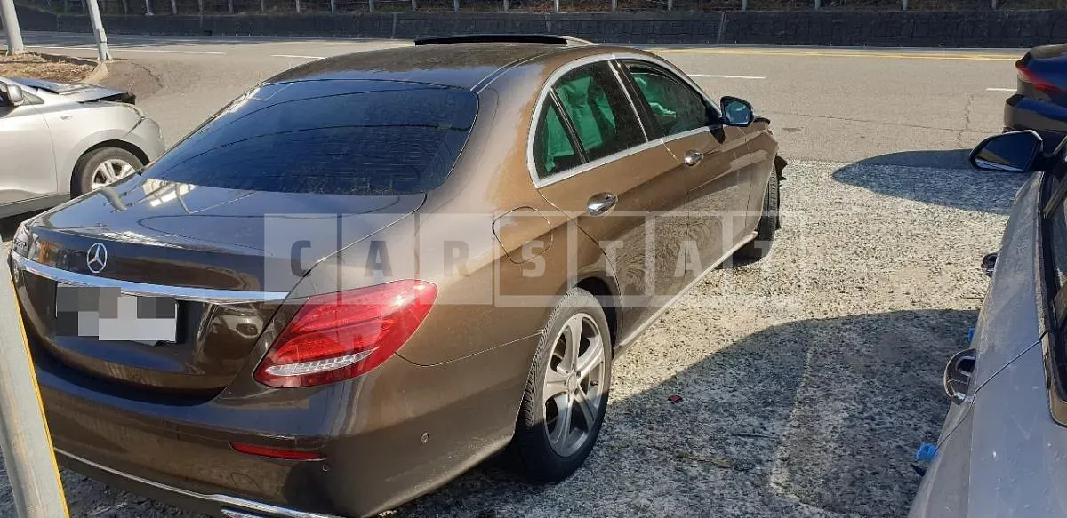Photo 2 of 12: 2016 Mercedes-Benz E220 d, VIN WDDZF0EB8HA043156 — Korean insurance auction