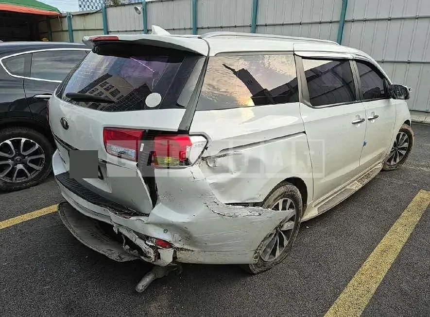Photo 2 of 11: 2014 Kia Carnival — Korean insurance auction