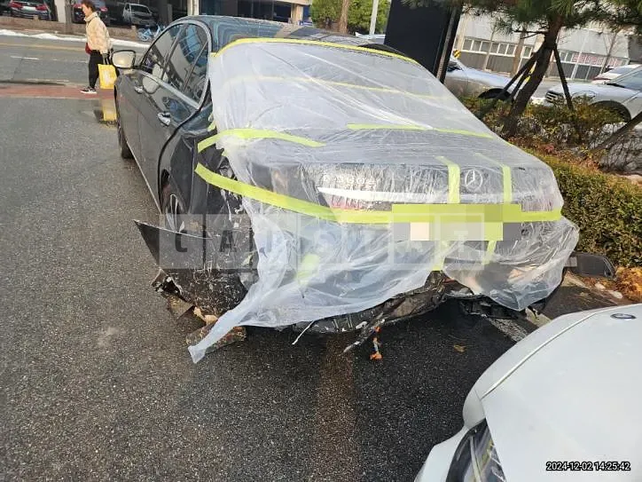 Photo 2 of 23: 2021 Mercedes-Benz E300 e 4Matic — Korean insurance auction