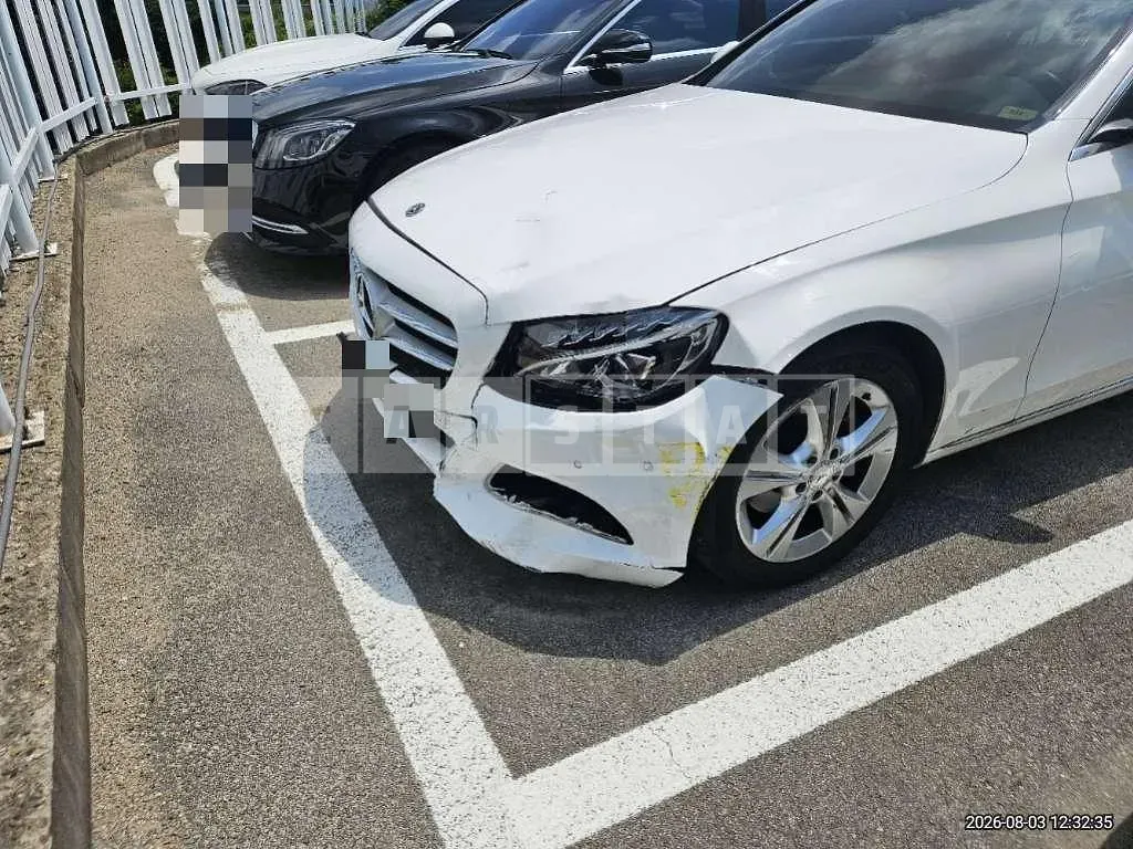 Photo 2 of 17: 2017 Mercedes-Benz C220 d 4Matic — Korean insurance auction