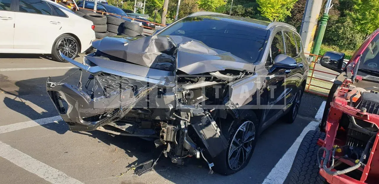 Photo 2 of 17: 2018 Hyundai Santa Fe, VIN KMHS381BBKU064982 — Korean insurance auction