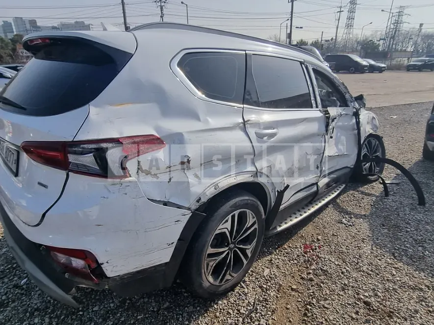 Photo 2 of 22: 2020 Hyundai Santa Fe, VIN KMHS381ADLU216986 — Korean insurance auction