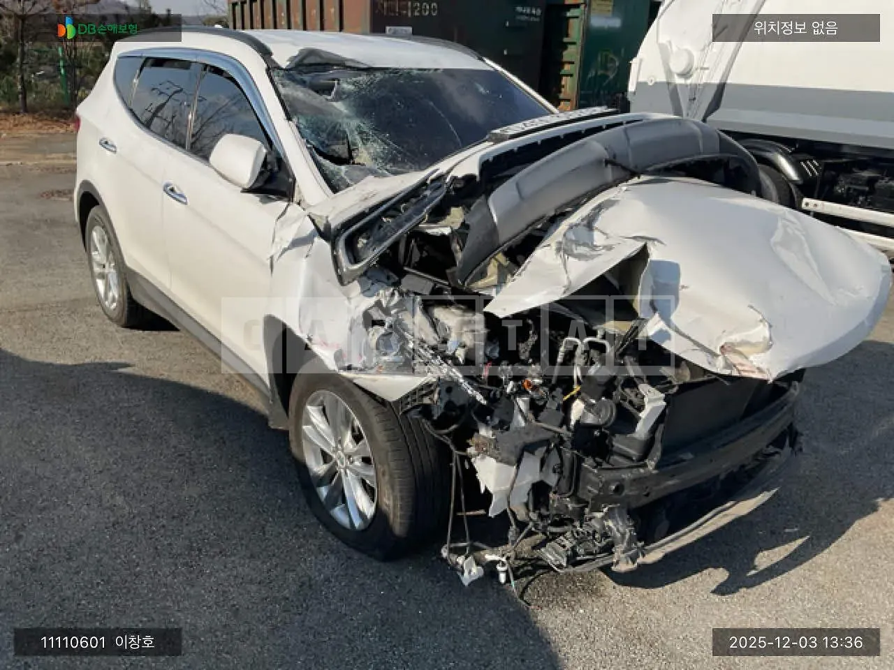Photo 2 of 11: 2017 Hyundai Santa Fe, VIN KMHSW81UBHU756336 — Korean insurance auction
