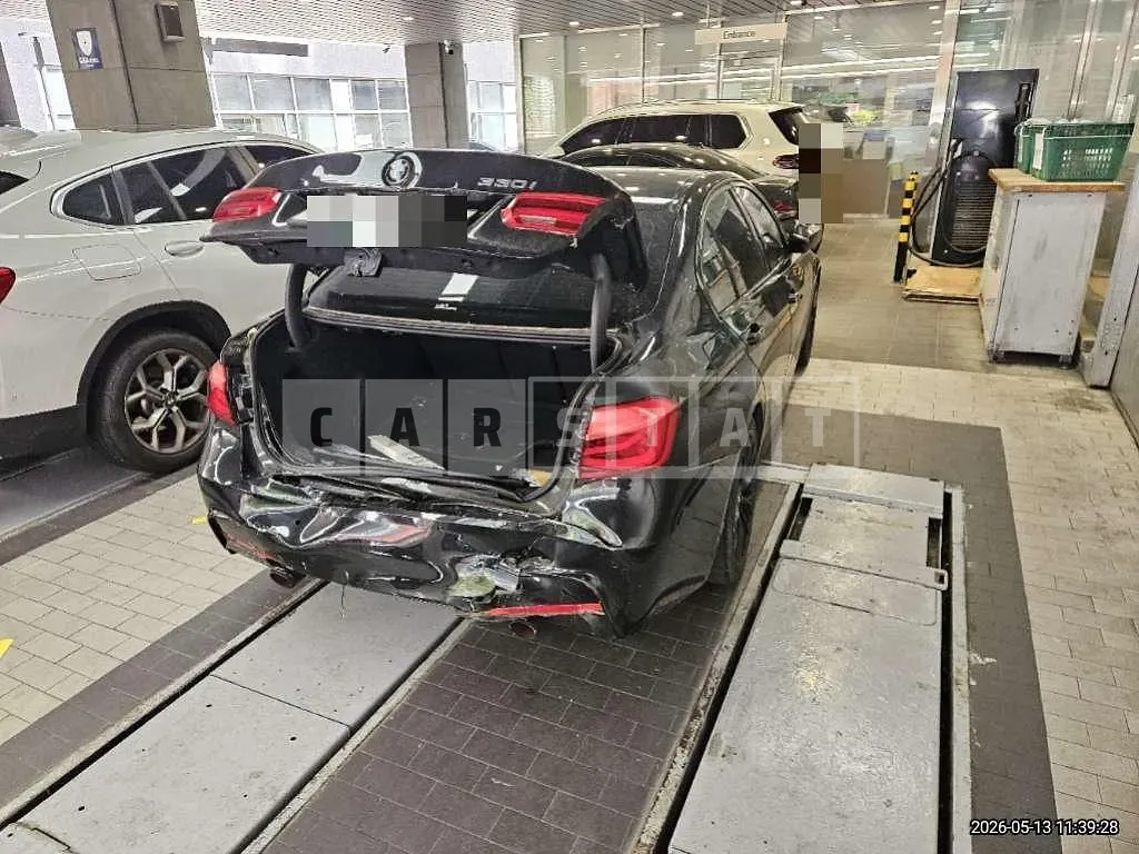 Photo 2 of 24: 2017 BMW 330i — Korean insurance auction