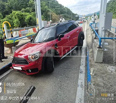 Photo 1 of 17: 2018 MINI Cooper D Countryman, VIN WMWYT9101J3F48179 — Korean insurance auction
