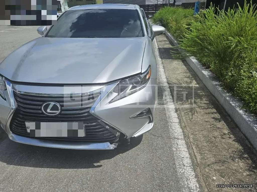 Photo 2 of 18: 2016 Lexus ES350 — Korean insurance auction