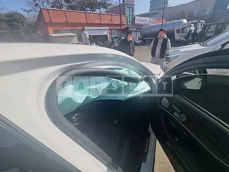 Photo 2 of 17: 2019 Mercedes-Benz E300, VIN WDDZF4JB4KA498073 — Korean insurance auction