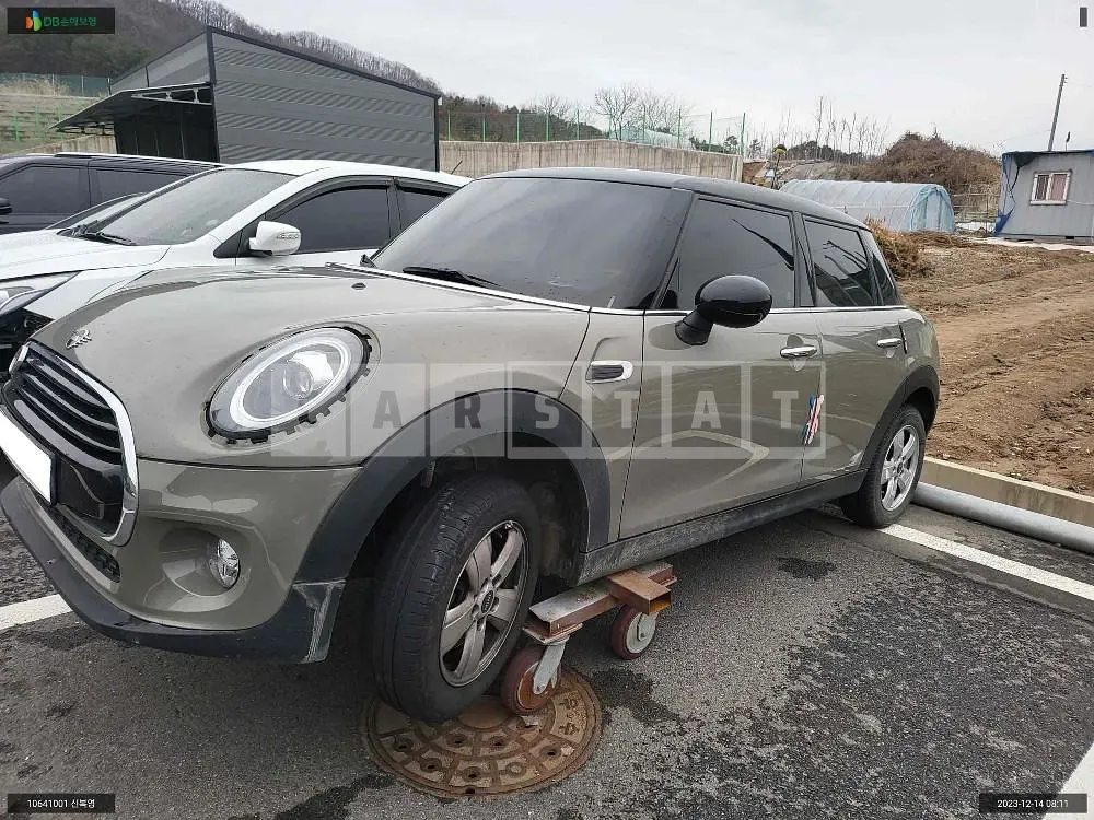 Photo 2 of 14: 2018 MINI Cooper (5 Door), VIN WMWXU1107K2H34374 — Korean insurance auction
