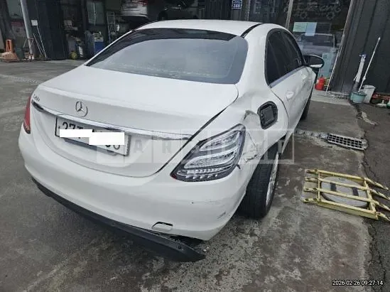Photo 2 of 5: 2015 Mercedes-Benz C 200, VIN WDDWF4CBXFF203390 — Korean insurance auction