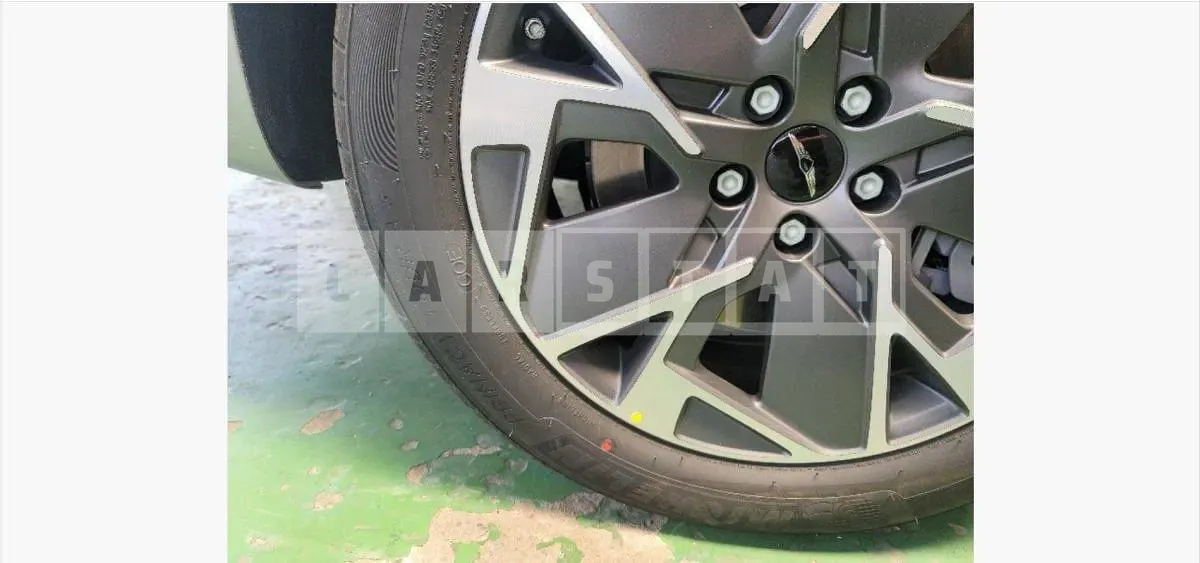 Photo 3 of 3: 2025 Genesis (parts) GV70 Tire — Korean insurance auction
