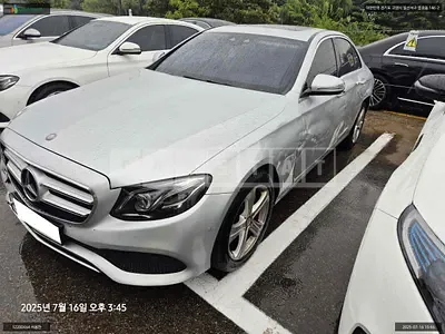 Photo 1 of 13: 2017 Mercedes-Benz E220 d, VIN WDDZF0EB3HA211673 — Korean insurance auction
