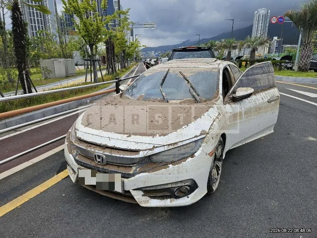 Photo 2 of 7: 2018 Honda Civic 4d — Korean insurance auction