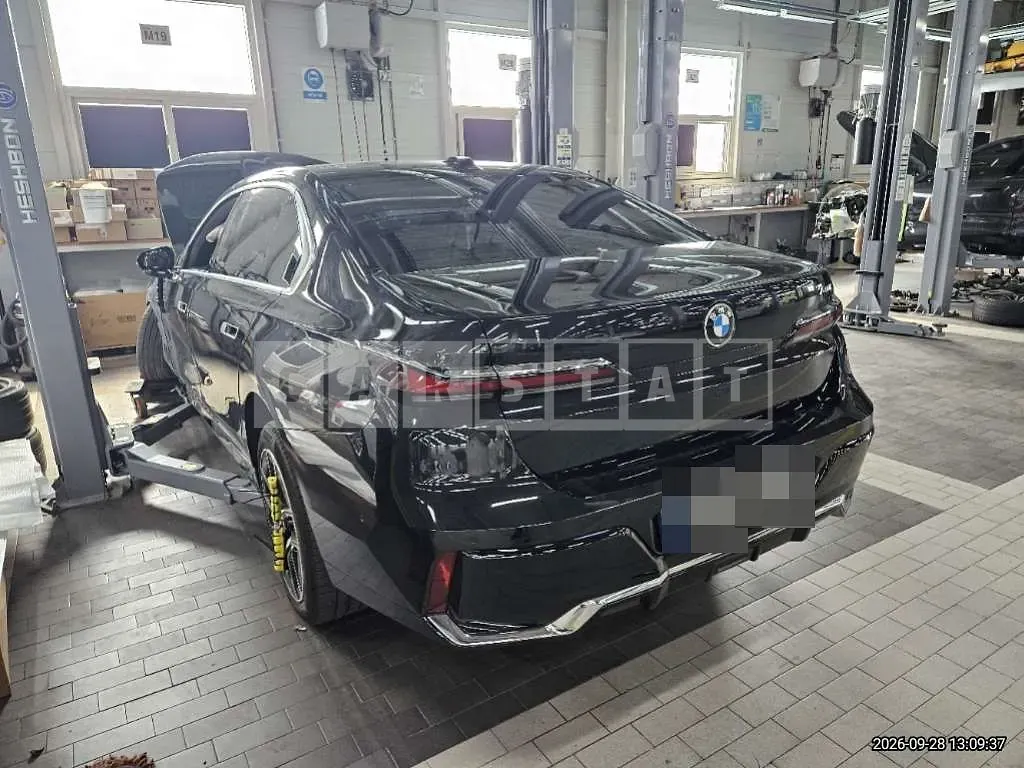 Photo 2 of 16: 2023 BMW 740i — Korean insurance auction