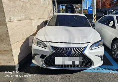 Photo 1 of 43: 2019 Lexus ES300h, VIN JTHB21B1XK2047461 — Korean insurance auction