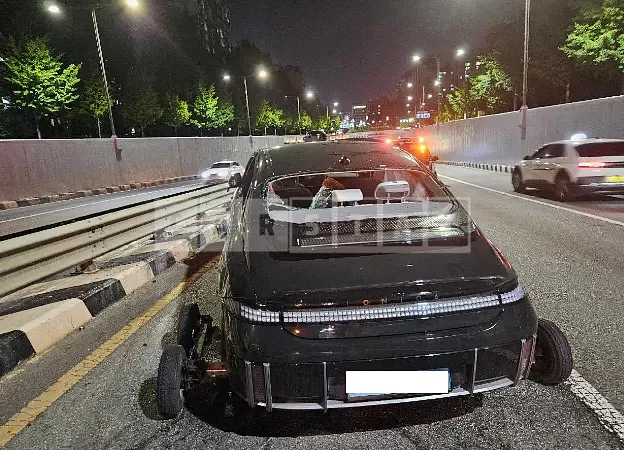 Photo 2 of 17: 2023 Hyundai Modern Ionic 6 — Korean insurance auction