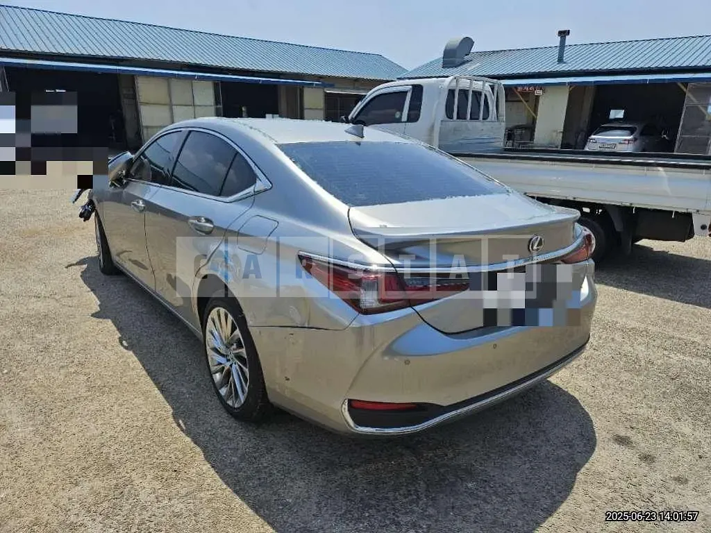 Photo 2 of 9: 2024 Lexus ES300h — Korean insurance auction