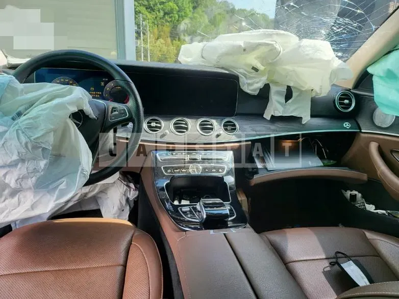 Photo 2 of 8: 2018 Mercedes-Benz E300, VIN WDDZF4JB4JA466142 — Korean insurance auction