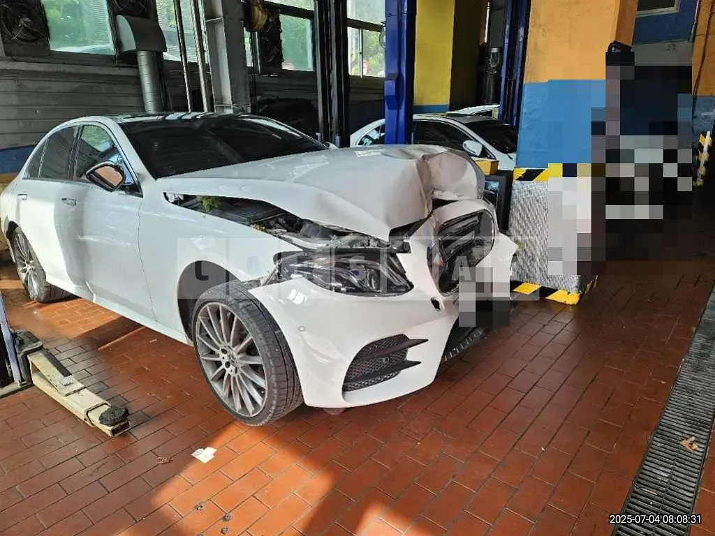Photo 2 of 43: 2020 Mercedes-Benz E350 4Matic AMG — Korean insurance auction