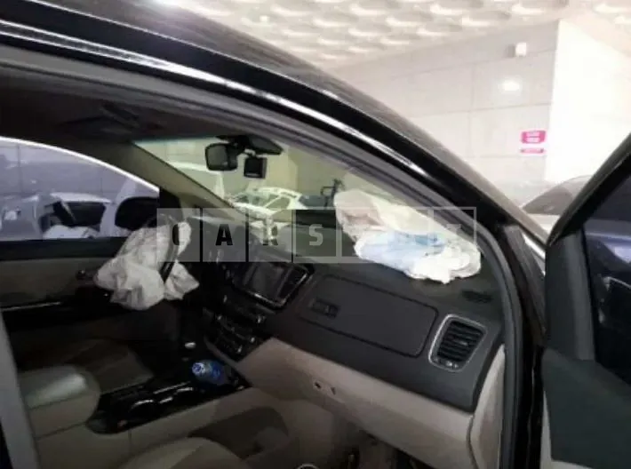 Photo 2 of 4: 2018 Kia Carnival Limousine — Korean insurance auction
