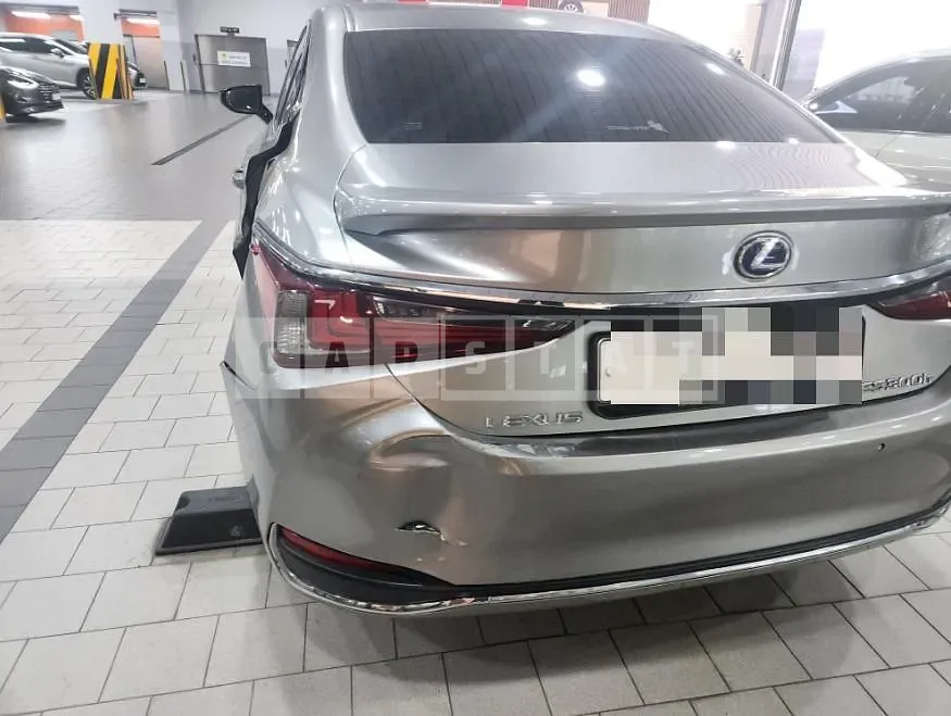 Photo 2 of 8: 2020 Lexus ES300h — Korean insurance auction