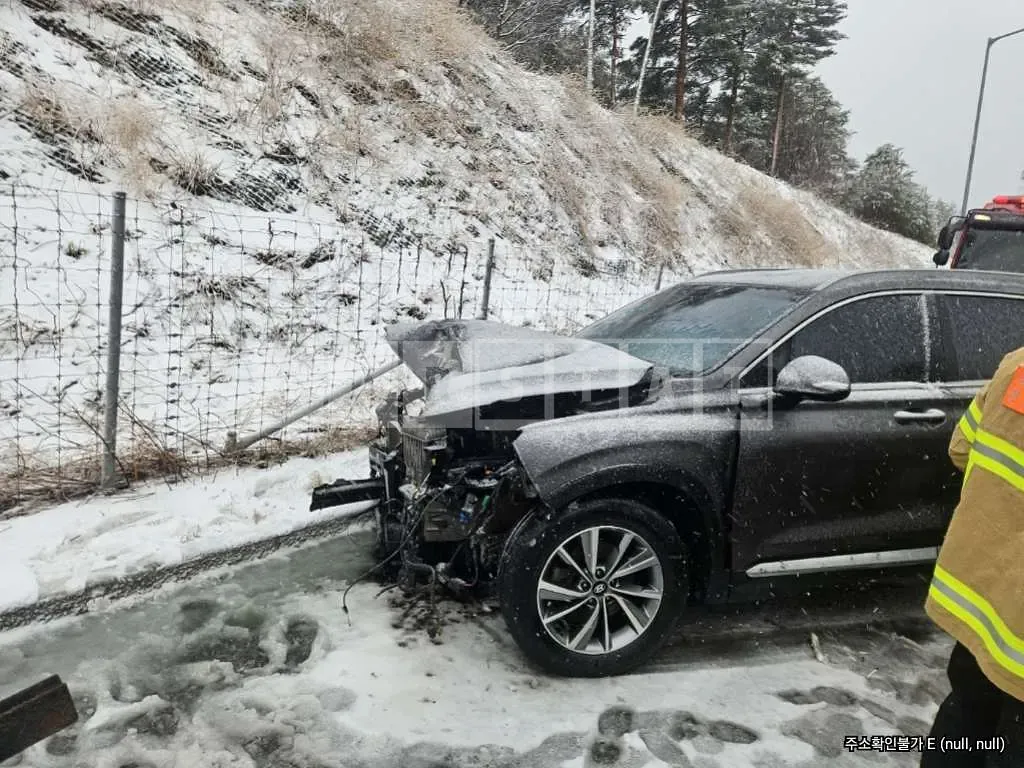 Photo 2 of 3: 2020 Hyundai Santa Fe, VIN KMHS281BDLU234972 — Korean insurance auction