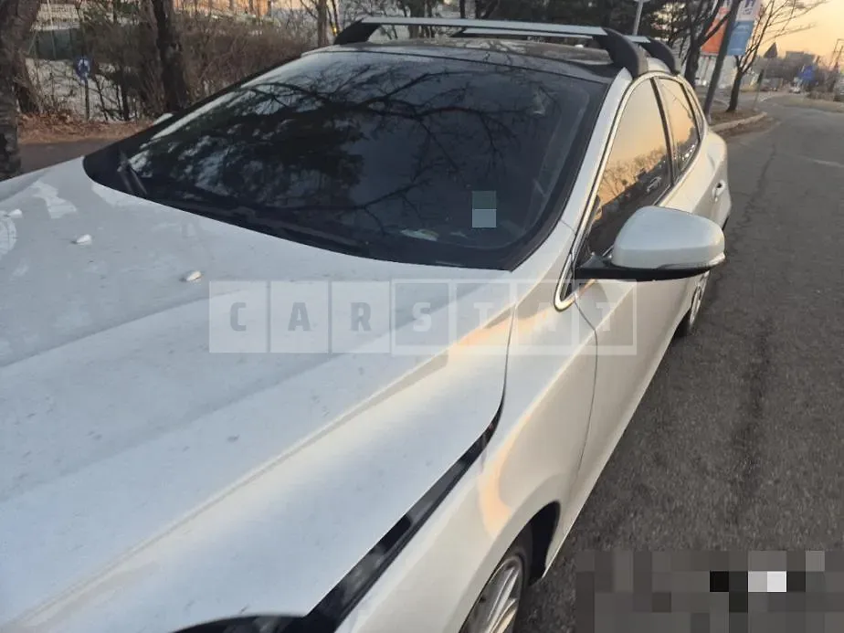 Photo 2 of 17: 2014 Volvo V40D2 — Korean insurance auction