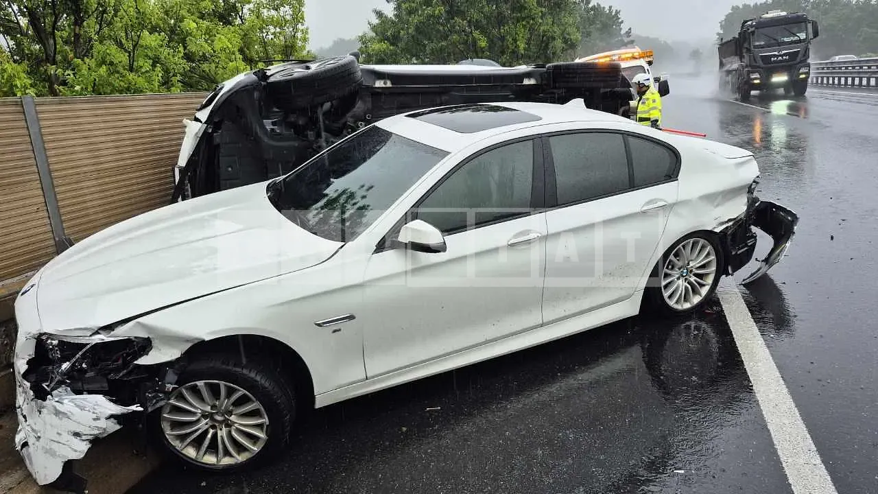 Photo 2 of 12: 2016 BMW 520d, VIN WBA5E5105GG073463 — Korean insurance auction