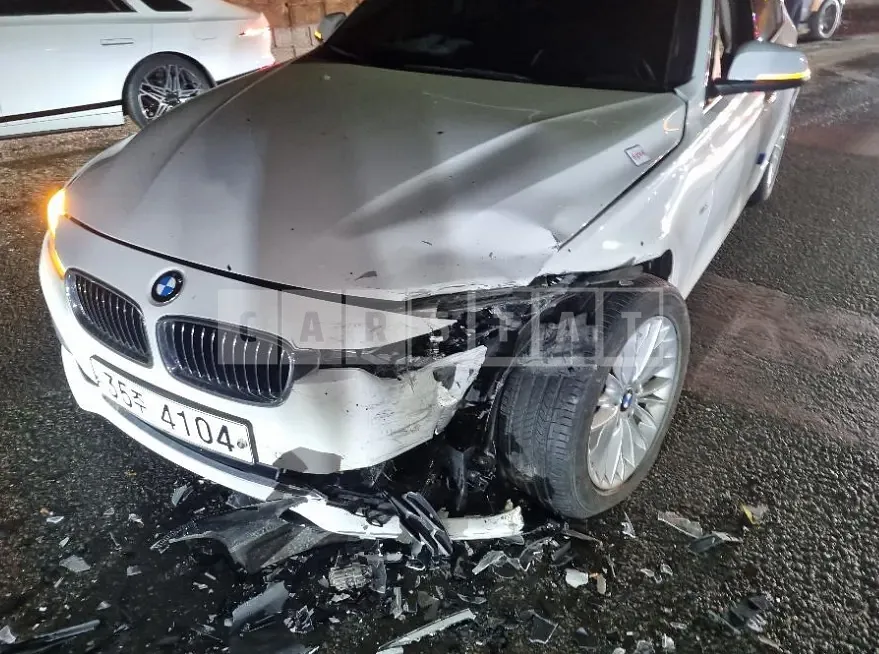Photo 2 of 4: 2017 BMW 320i — Korean insurance auction