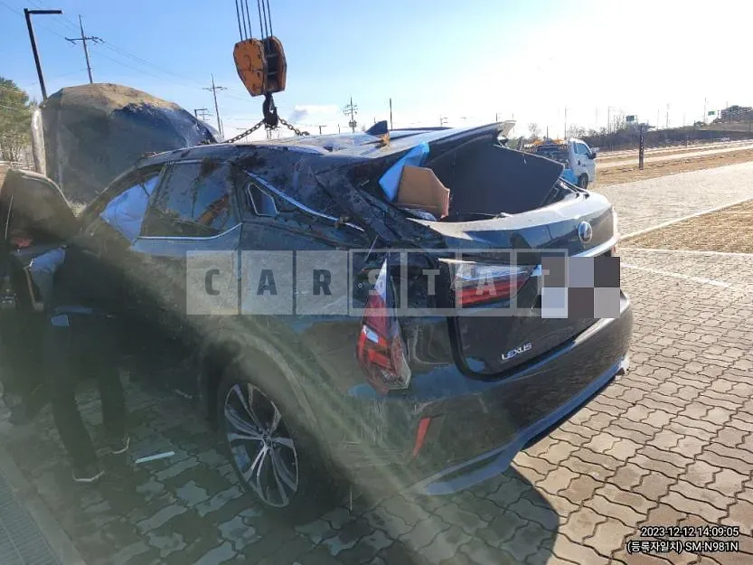 Photo 2 of 11: 2019 Lexus RX450h, VIN JTJBGMCA2K2047082 — Korean insurance auction