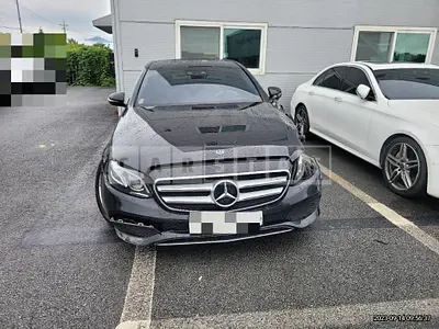 Photo 1 of 8: 2018 Mercedes-Benz E220 d, VIN WDDZF0EB7JA409856 — Korean insurance auction
