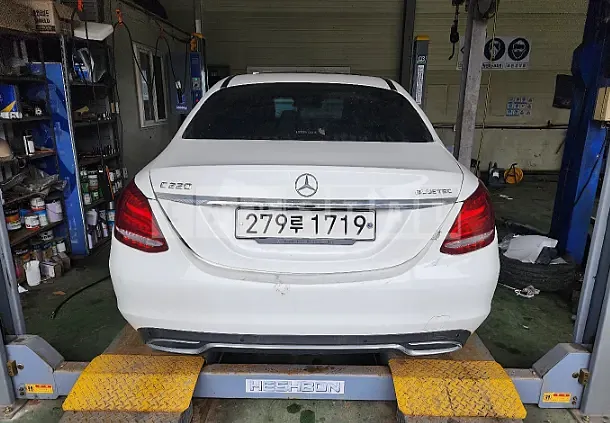 Photo 2 of 9: 2015 Mercedes-Benz C220 BlueTec, VIN WDDWF0EB5FF058555 — Korean insurance auction