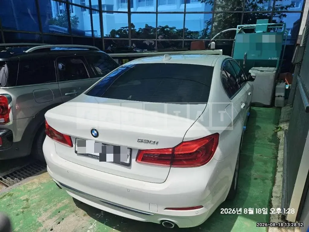 Photo 2 of 15: 2018 BMW 530i — Korean insurance auction