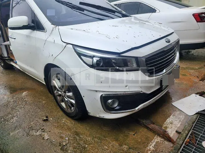 Photo 2 of 9: 2017 Kia Carnivals — Korean insurance auction