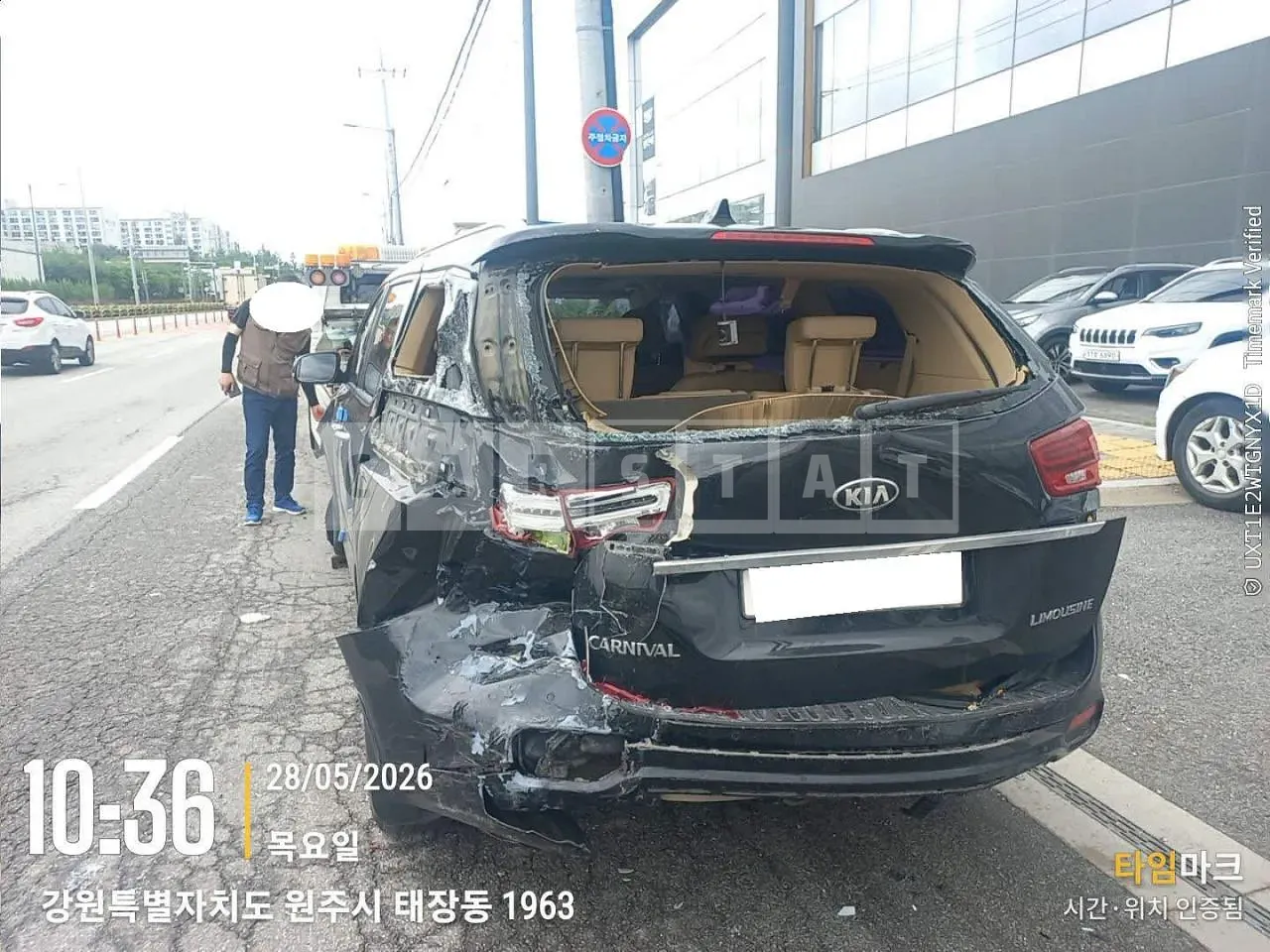 Photo 2 of 26: 2018 Kia Carnival Limousine, VIN KNAME81ABKS479788 — Korean insurance auction