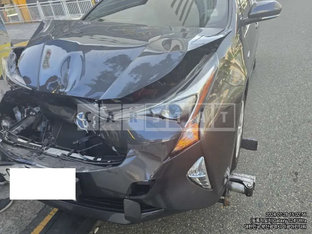 Photo 2 of 6: 2017 Toyota Prius — Korean insurance auction