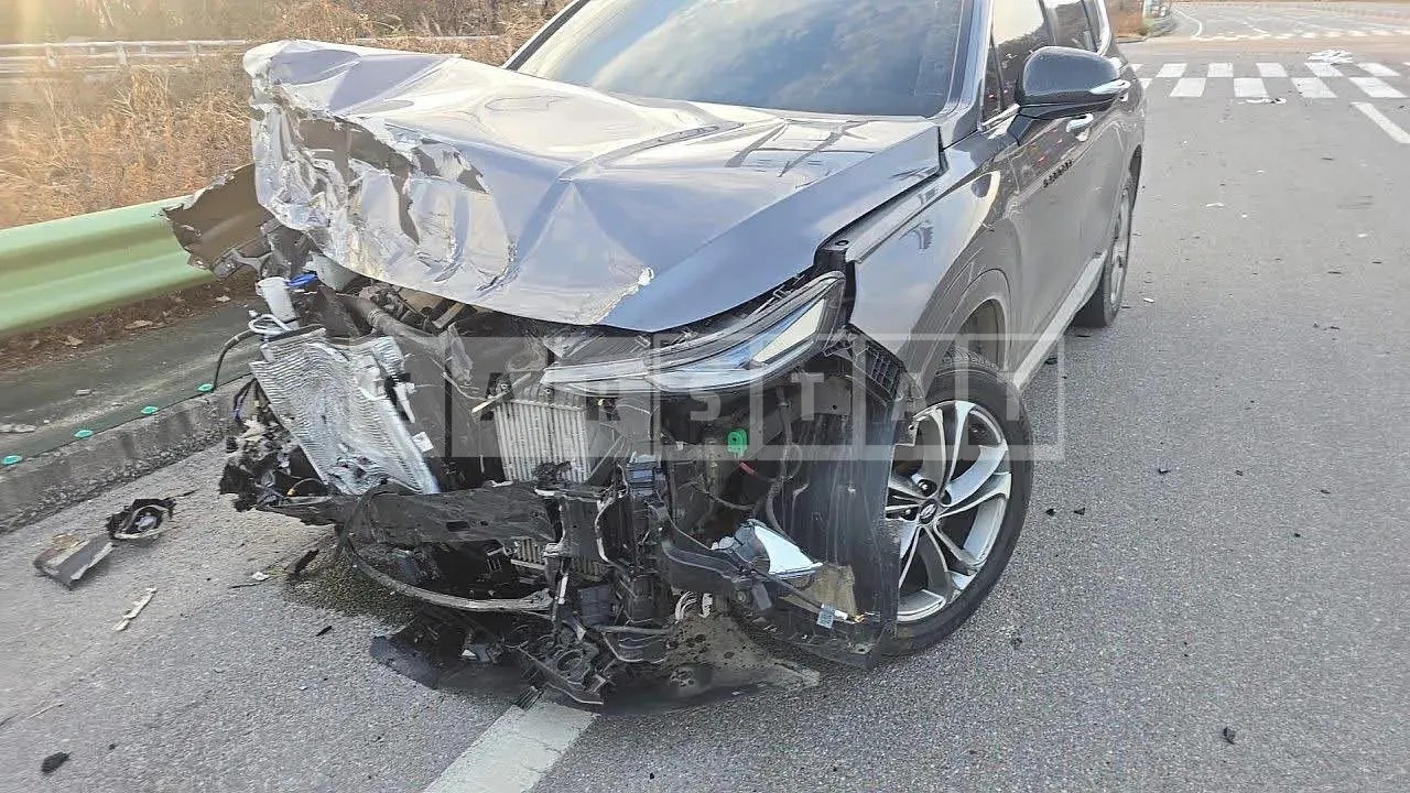 Photo 2 of 9: 2019 Hyundai Santa Fe, VIN KMHS581ADLU209402 — Korean insurance auction