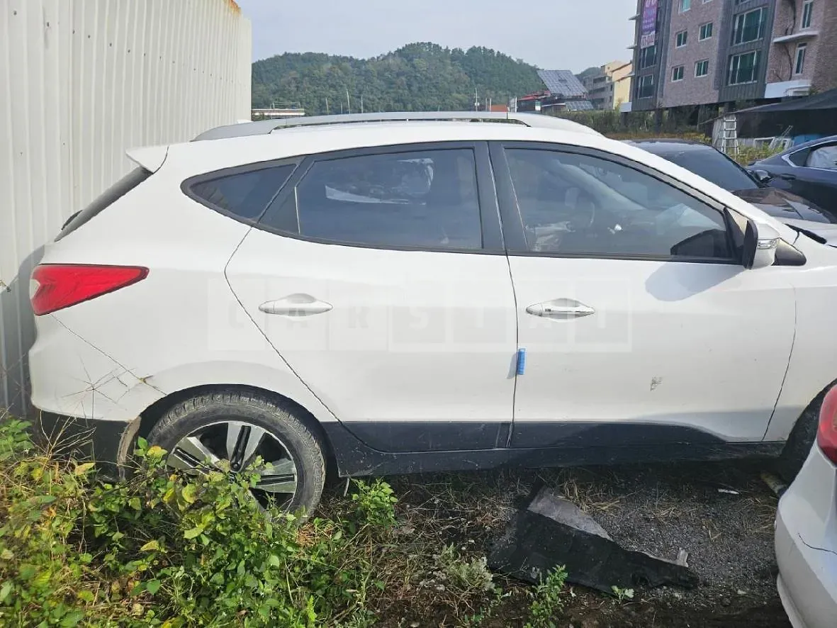 Photo 2 of 9: 2014 Hyundai Tucson, VIN KMHJT81VDFU040903 — Korean insurance auction