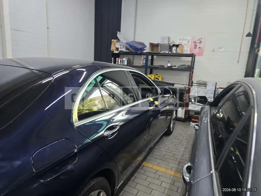 Photo 2 of 8: 2018 Mercedes-Benz E300 4Matic — Korean insurance auction