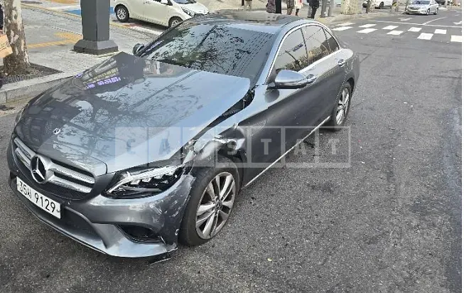 Photo 2 of 4: 2019 Mercedes-Benz C220 d — Korean insurance auction