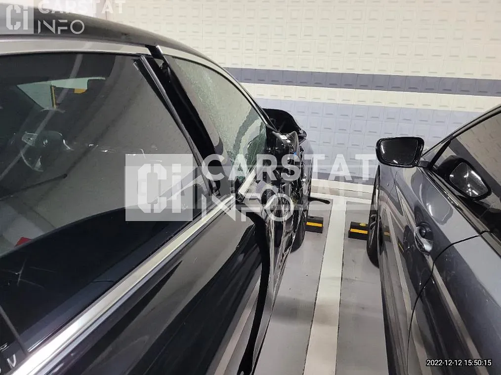 Photo 2 of 25: 2021 BMW 740i — Korean insurance auction