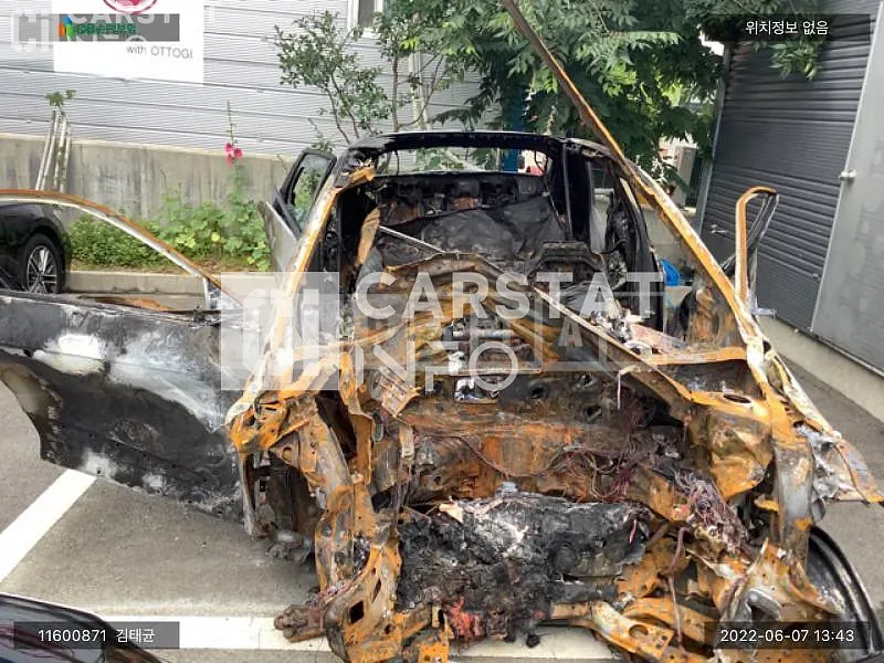 Photo 2 of 13: 2021 Hyundai Ionic 5, VIN KMHKR81AFNU018322 — Korean insurance auction