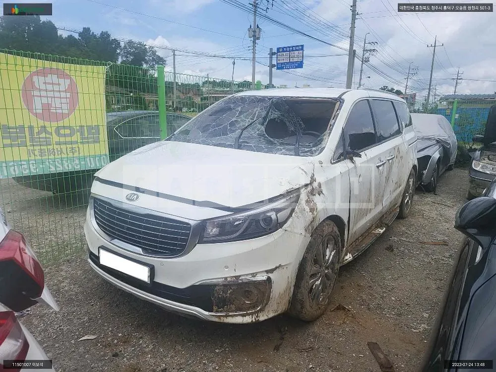 Photo 2 of 13: 2016 Kia Carnival, VIN KNAME81ABHS303215 — Korean insurance auction