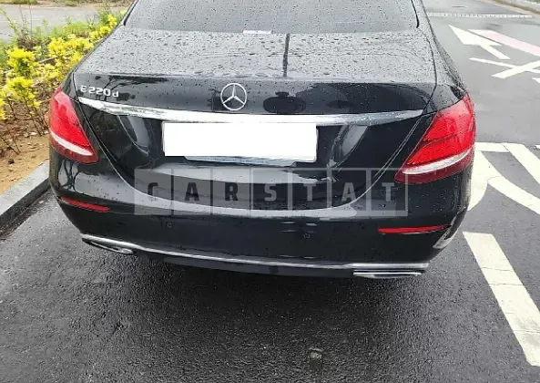 Photo 2 of 50: 2018 Mercedes-Benz E220d, VIN WDDZF0EB3JA360767 — Korean insurance auction