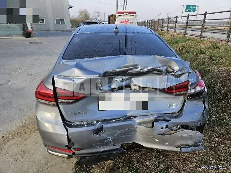 Photo 2 of 9: 2016 Genesis 3.3 — Korean insurance auction