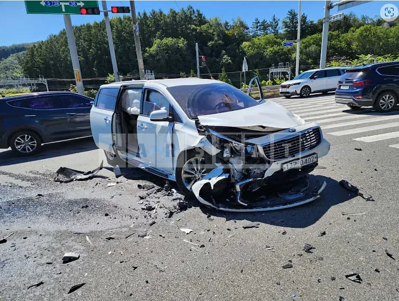 Photo 2 of 7: 2016 Kia Carnival, VIN KNAMB81ABGS220173 — Korean insurance auction
