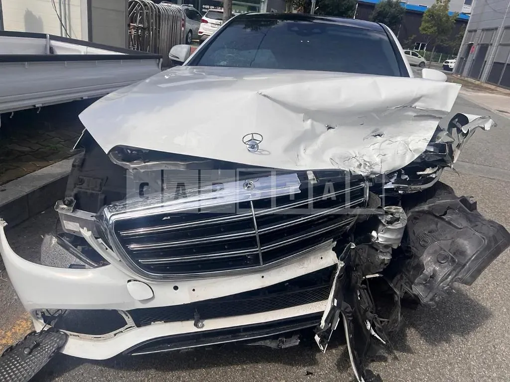 Photo 2 of 11: 2019 Mercedes-Benz E 300 4Matic — Korean insurance auction