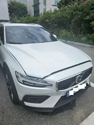 Photo 2 of 28: 2024 Volvo V60 CCB5 AWD — Korean insurance auction